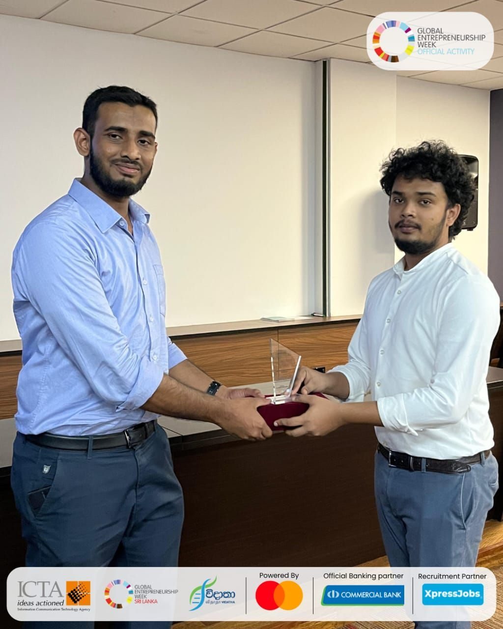 Ammar Ahamed receiving a speaker's award at ICTA's Global Entrepreneurship Week